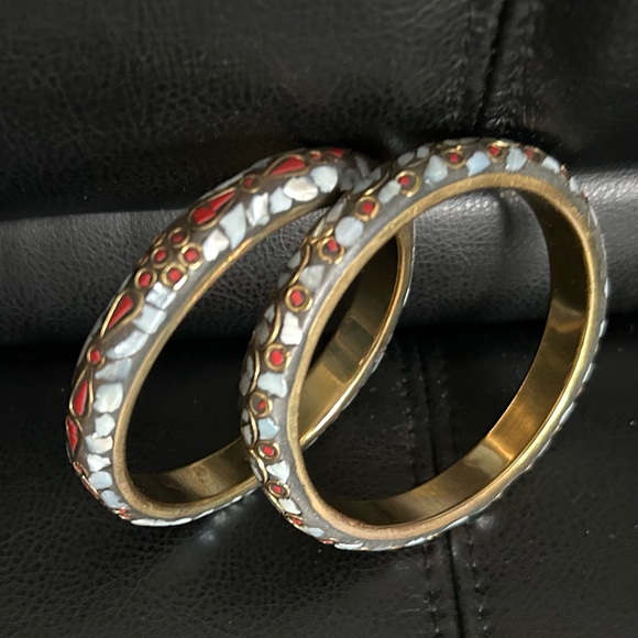 Pair of Beaded Bangle Cuff Bracelets in gold tone with White and Red Beads - Picture 5 of 12